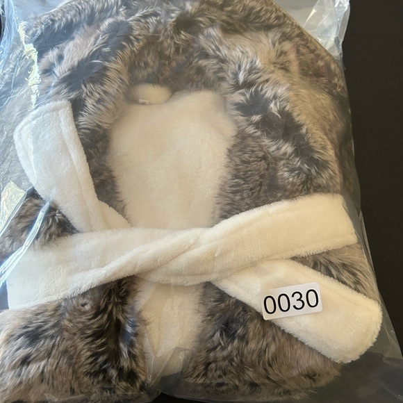 Pottery Barn Faux Fur Ombre soft hooded robe - Picture 2 of 10